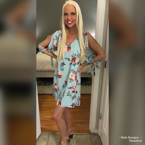 🥰Stunning Open Sleeve Dusty Blue Floral Dress! - Picture 4 of 5